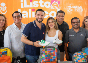 Reciben estudiantes de Puerto Vallarta paquetes escolares con el programa ¡Listo Jalisco!