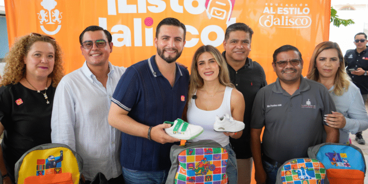 Reciben estudiantes de Puerto Vallarta paquetes escolares con el programa ¡Listo Jalisco!