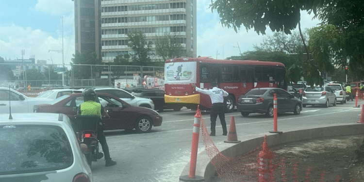 Refuerza Policía Vial presencia de oficiales en la Glorieta de La Minerva por trabajos de intervención