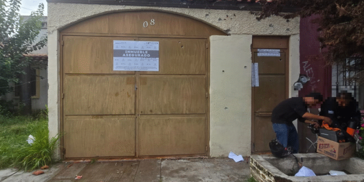 Aseguran armas y motocicletas tras orden de cateo