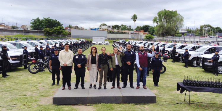 Laura Imelda entrega patrullas y equipamiento policial por 100 millones de pesos