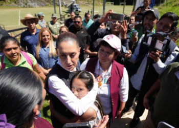 “Seguimos en territorio. Saldremos adelante”: Presidenta Claudia Sheinbaum en su segundo día de recorrido en zonas afectadas por las lluvias
