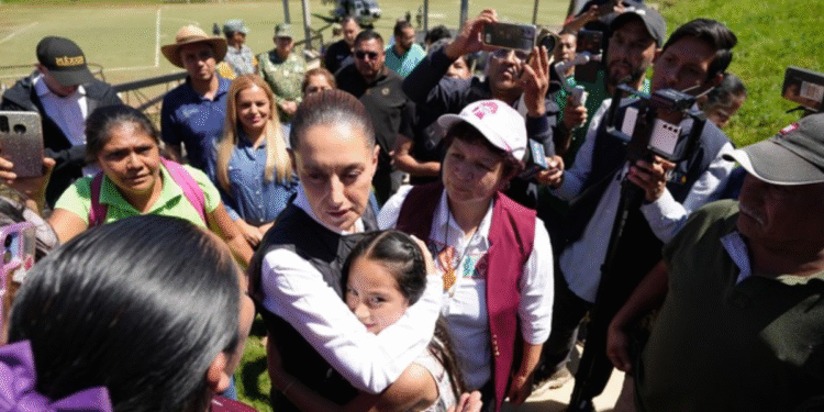 “Seguimos en territorio. Saldremos adelante”: Presidenta Claudia Sheinbaum en su segundo día de recorrido en zonas afectadas por las lluvias