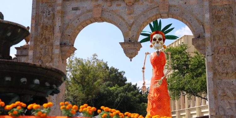 Gobierno de Zapopan celebra el Día de Muertos con esculturas, catrines e iluminación en su Centro Histórico