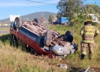 Bomberos y paramédicos de Tlajomulco atendieron volcadura en Carretera a Morelia