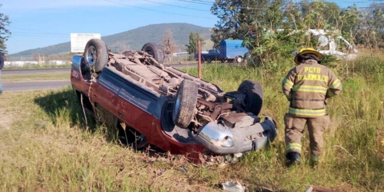 Bomberos y paramédicos de Tlajomulco atendieron volcadura en Carretera a Morelia