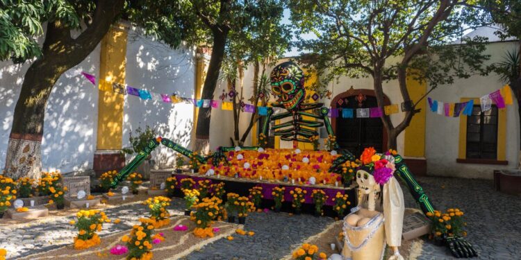 Conmemoran Museos de Jalisco Día de Muertos con altares monumentales, arte popular y experiencias inmersivas