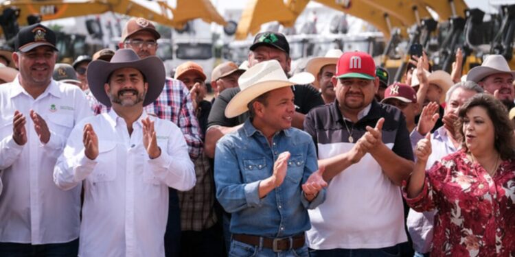 Entrega Pablo Lemus Navarro, Gobernador de Jalisco, maquinaria para productores del campo