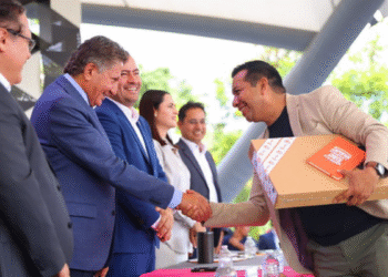 Gobierno de Zapopan entrega 350 computadoras para fortalecer la educación