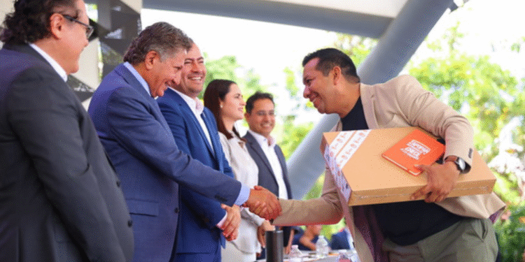 Gobierno de Zapopan entrega 350 computadoras para fortalecer la educación