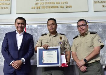 Reconocen a mandos de la Unidad Estatal de Protección Civil y Bomberos Jalisco con condecoraciones internacionales
