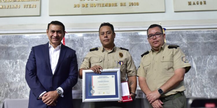 Reconocen a mandos de la Unidad Estatal de Protección Civil y Bomberos Jalisco con condecoraciones internacionales