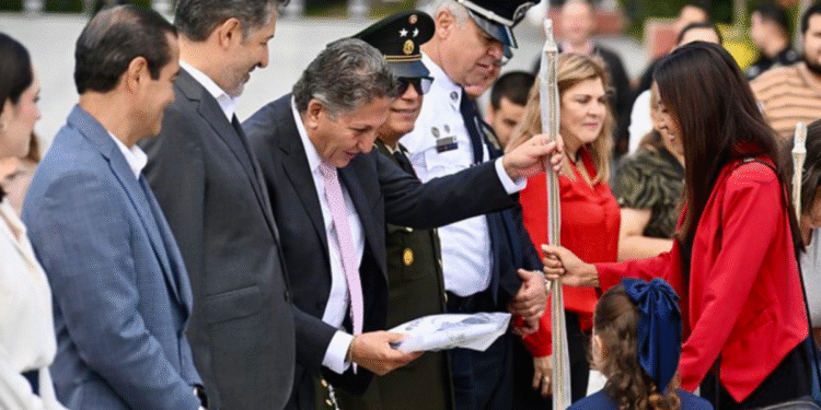 Gobierno de Zapopan refuerza los valores cívicos entre las niñas y niños con honores a la bandera