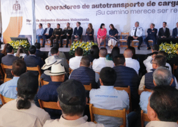 Reconocen labor de 93 operadores y empresas de transporte de carga en la entidad