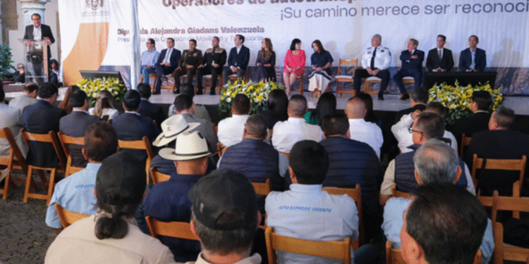 Reconocen labor de 93 operadores y empresas de transporte de carga en la entidad