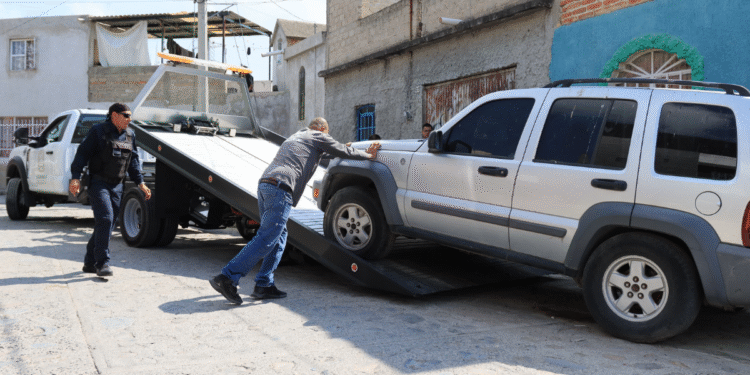 Buscan liberar calles de Tlaquepaque con programa contra autos abandonados