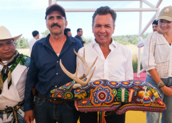 Entrega Pablo Lemus Navarro, Gobernador del Estado, renovación de escuela primaria en la comunidad Ocota de los Llanos, en Mezquitic  