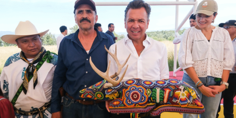 Entrega Pablo Lemus Navarro, Gobernador del Estado, renovación de escuela primaria en la comunidad Ocota de los Llanos, en Mezquitic
