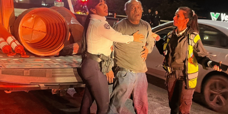 Oportuna intervención de oficiales de la Policía Vial evitan una tragedia en Calzada Lázaro Cárdenas