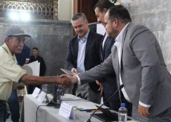 Impulsa Jalisco la reunificación familiar con la entrega de 42 visas a personas adultas mayores