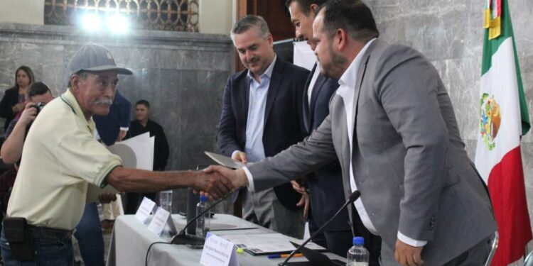 Impulsa Jalisco la reunificación familiar con la entrega de 42 visas a personas adultas mayores