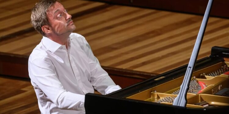 Presenta Secretaría de Cultura al pianista español José Enrique Bagaría en el Teatro Degollado