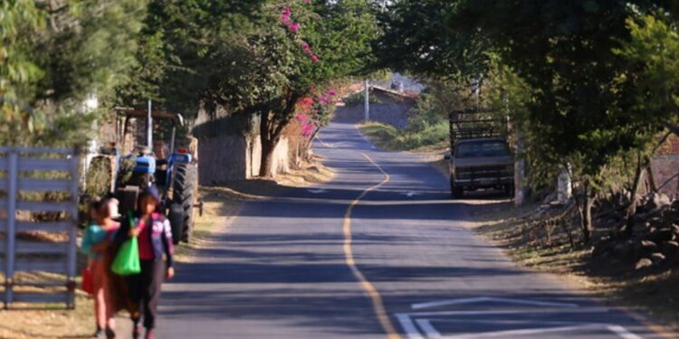 Gobierno de Zapopan cumple el compromiso de rehabilitación de la calle San Rafael y la ampliación de la ruta 634 en La Azucena