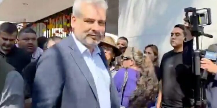 Tensión social en Michoacán: Gobernador Alfredo Ramírez Bedolla es abucheado durante el velorio del alcalde de Uruapan Carlos Manzo