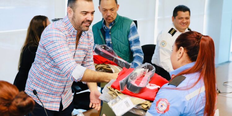 Entregan uniformes a elementos de Protección Civil y Bomberos Tlajomulco