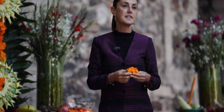 Este año dedicamos ofrenda de Día de Muertos a las mujeres indígenas, las ancestras de México: Presidenta Claudia Sheinbaum