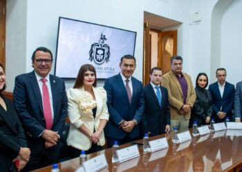 Entrega Salvador Zamora Zamora, Secretario General de Gobierno, Primer Informe de Gobierno ante Congreso del Estado