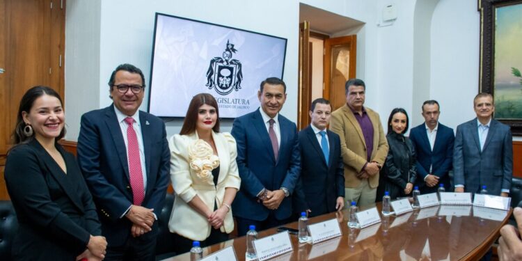 Entrega Salvador Zamora Zamora, Secretario General de Gobierno, Primer Informe de Gobierno ante Congreso del Estado