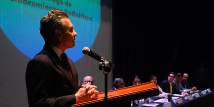 Entrega Pablo Lemus, Gobernador de Jalisco, bases definitivas que dan seguridad laboral a 158 trabajadores del OPD Servicios de Salud Jalisco