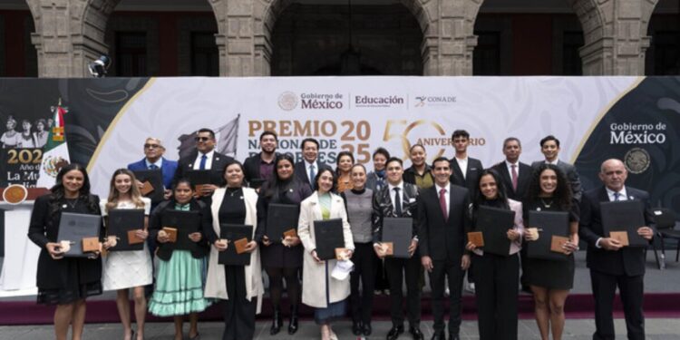 Gracias por la alegría que le dan al pueblo de México: Presidenta Claudia Sheinbaum entrega Premio Nacional de Deportes 2025