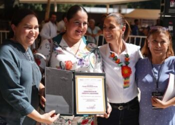 Presidenta Claudia Sheinbaum entrega 510 escrituras y constancias de reducción en Tepic, Nayarit: “Se está haciendo por justicia”