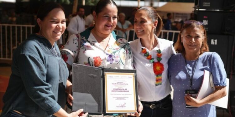 Presidenta Claudia Sheinbaum entrega 510 escrituras y constancias de reducción en Tepic, Nayarit: “Se está haciendo por justicia”