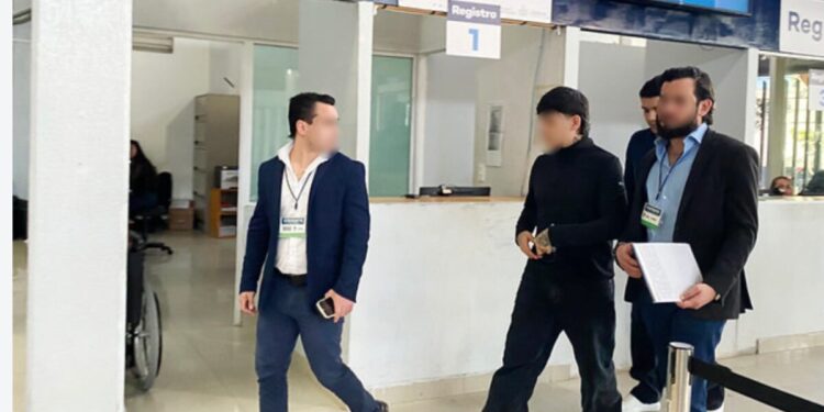 Cantante de corridos tumbados acude a Fiscalía para brindar declaración 