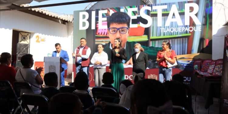 Laura Imelda inicia entrega de paquetes escolares