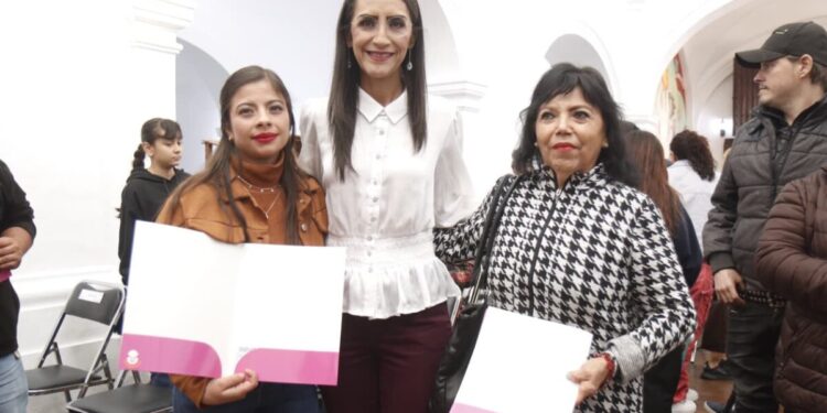 Entregan más de 1.6 millones de pesos en apoyos a familias afectadas por lluvias en Tlaquepaque