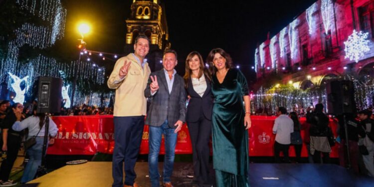 Inaugura Pablo Lemus Navarro, Gobernador de Jalisco, pista de hielo del Festival Ilusionante 2025 en el corazón de la Perla Tapatía