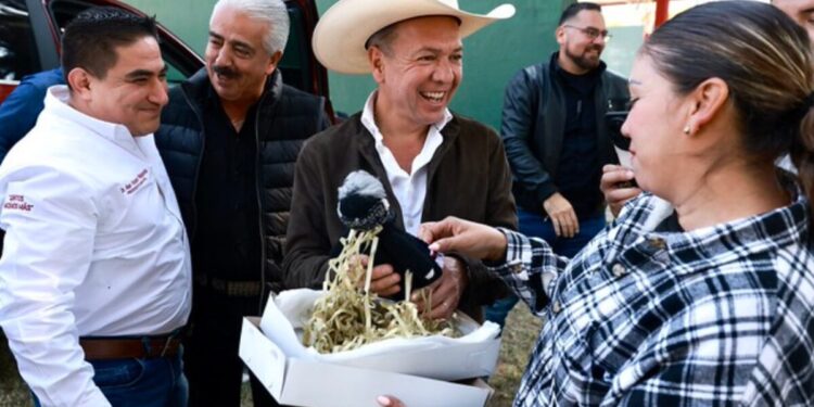 Pablo Lemus Navarro, Gobernador de Jalisco, encabeza entrega de apoyos económicos a familias afectadas por lluvias en Tototlán