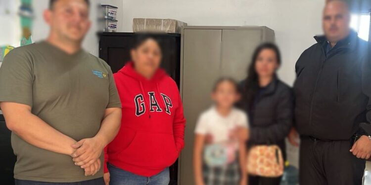 Policías de Tlajomulco localizaron a una niña que estaba reportada como extraviada