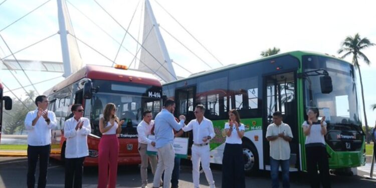 Consolida Gobierno de Jalisco modelo de transporte público en Puerto Vallarta con entrega de 31 unidades 