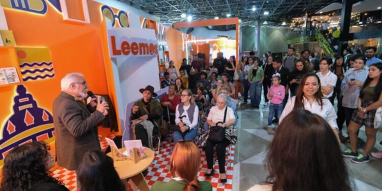 Presentan en la FIL el libro “Los colibríes y los bosques de la Sierra Mazati y sus recursos florales”