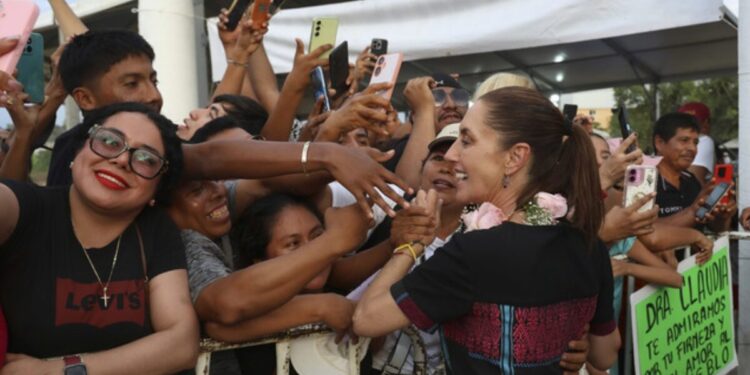 En Coyuca de Benítez, Presidenta entrega tarjetas de la Pensión Mujeres Bienestar; más de 74 mil mujeres reciben este apoyo en Guerrero