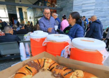 Apapacha Gobierno Jalisco a contribuyentes en Día de Reyes con rosca y café
