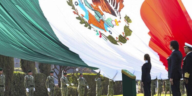 “México es dignidad, valentía y grandeza”: Presidenta Claudia Sheinbaum en ceremonia por el Día de la Bandera