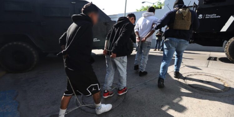 Realiza Fiscalía segundo traslado de detenidos acusados de rapiña