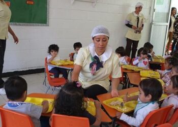 Aprueban en comisiones del Senado fortalecer concepto de alimentación adecuada en legislación