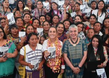 En Oaxaca, la Presidenta reconoce a mujeres traductoras y presenta la Cartilla de Derechos de las Mujeres traducida a 67 lenguas indígenas